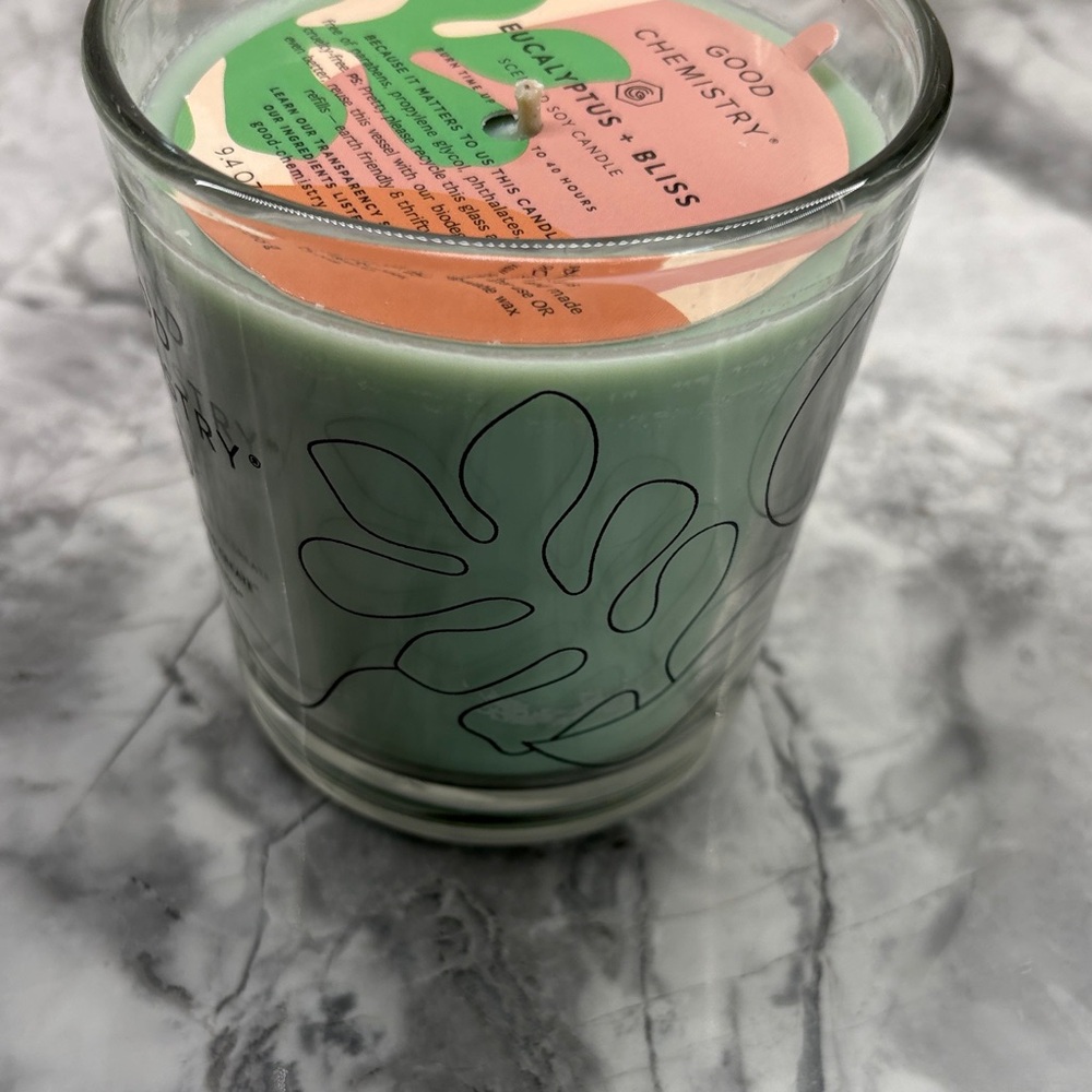 Good Chemistry Green eucalyptus Scented Candle - Picture 4 of 4